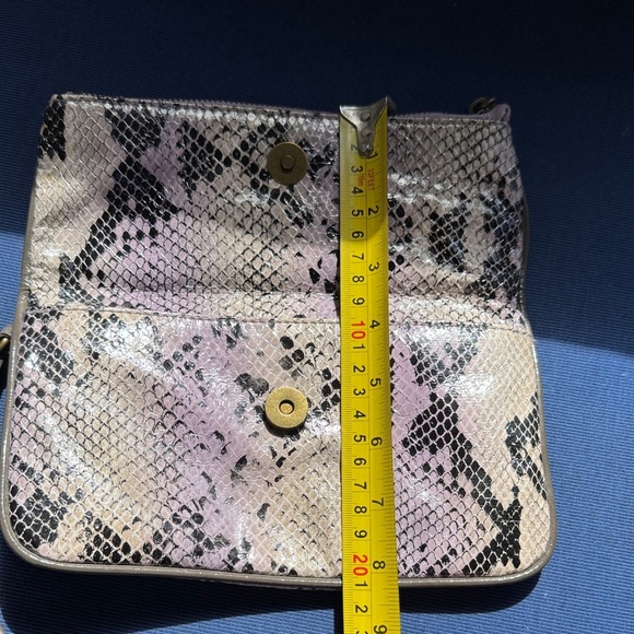 Simply Vera Vera Wang Pink and Black Snake Print Wristlet - Picture 10 of 11